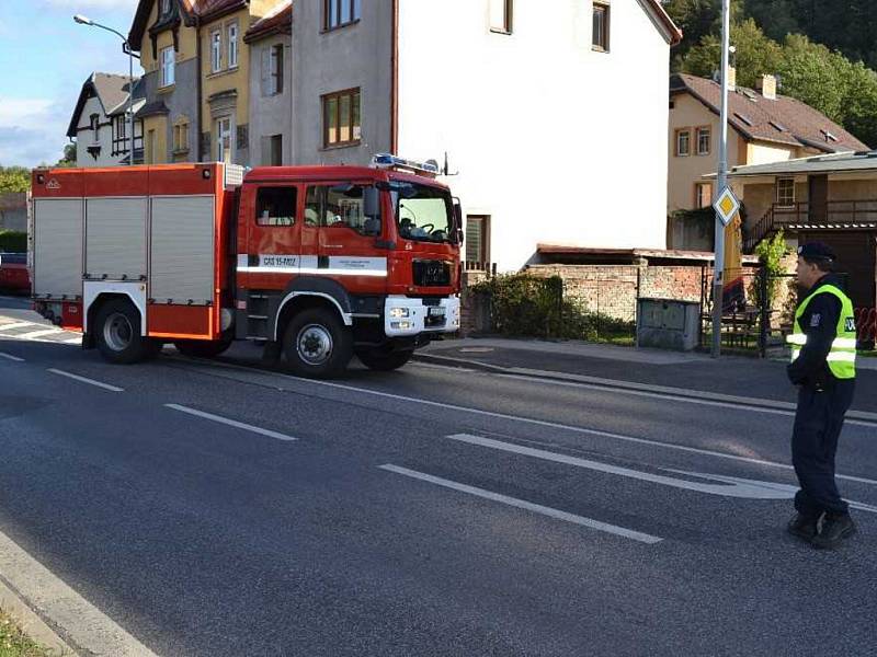 Auto po nehodě v Bynově skončilo na boku.