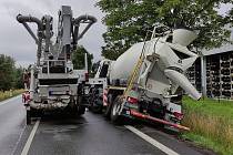 V Rumburku havaroval náklaďák převážející beton.