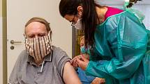 V domově na Severní Terase začalo očkování seniorů.