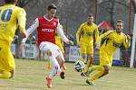 VÍTĚZSTVÍ. Varnsdorf (ve žlutém) vyhrál v Pardubicích 1:0.