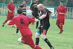 SOUBOJ O ČELO III. třídy vyzněl pro Březiny (v červeném), které porazily Bynovec 6:0.