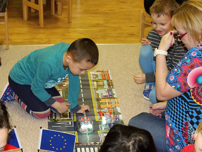 Robotické včelky neboli beeboty si vyzkoušely děti z mateřské školy v Boleticích.