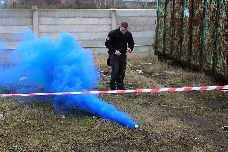 Dobrovolníci nacvičují zásah u dopravní nehody.