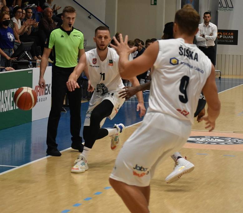 Porážka. Děčínští basketbalisté na vlastní palubovce podlehli Ostravě.