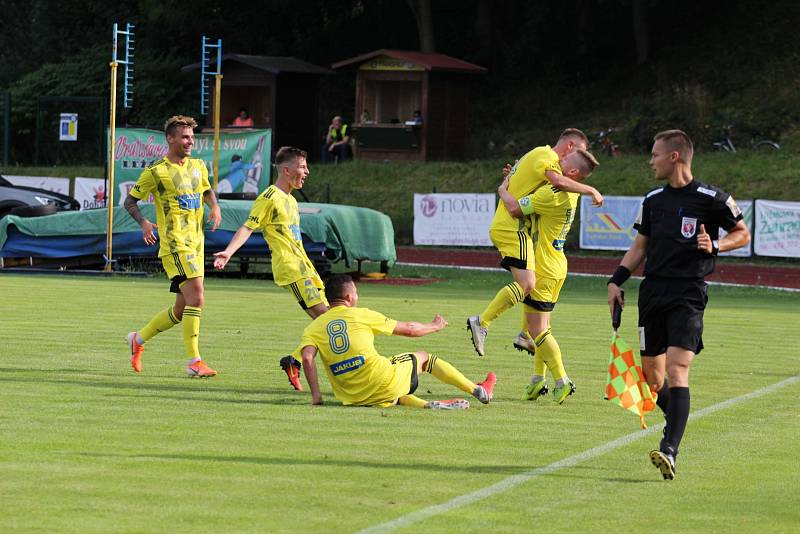 REMÍZA. Fotbalisté Varnsdorf (ve žlutých dresech) doma remizovali s Třincem 2:2.
