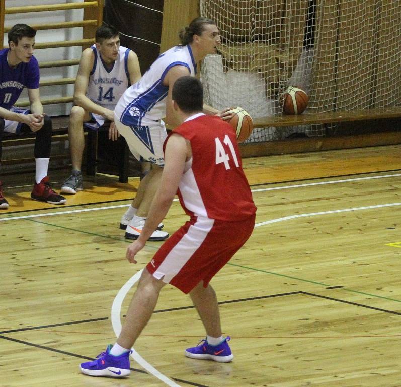 DERBY. Basketbalisté Varnsdorfu (v bílém) doma porazili Děčín.