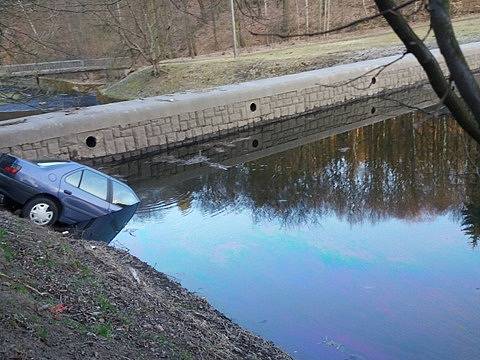 Na okraji Jílového sjelo auto do přehrady.