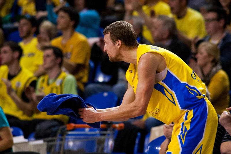 V PRVNÍM ZÁPASE čtvrtfinále play-off porazila Opava (ve žlutém) Děčín 76:71.