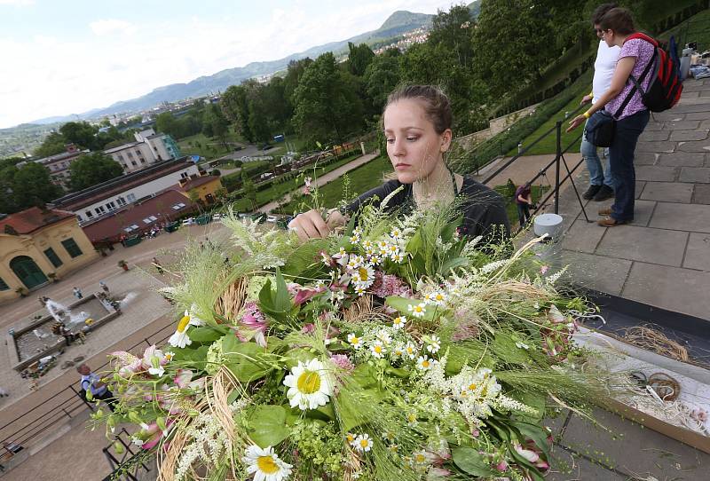 Ve čtvrtek soutěžili floristé v zámeckých zahradách v Děčíně.