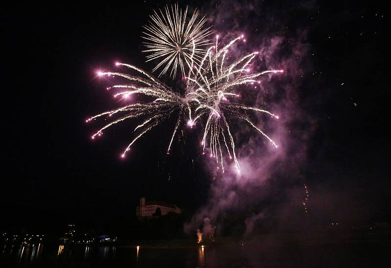 Děčínské slavnosti 2018 začaly velkolepým ohňostrojem.