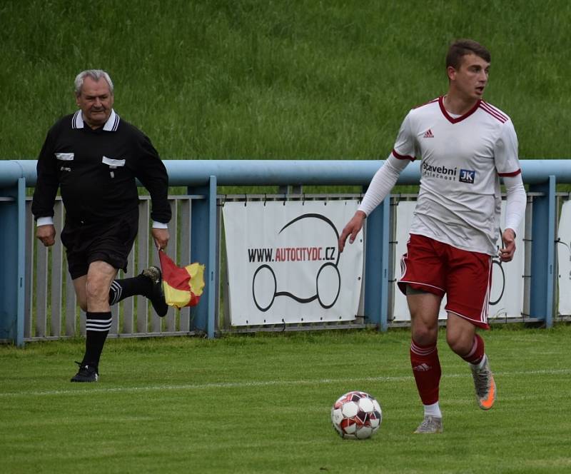 Fotbalisté Jílové (bílé dresy) podlehli v přípravném utkání Novému Boru 0:1.