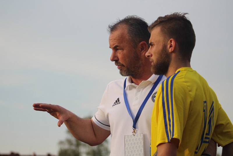 DERBY. Fotbalisté Varnsdorfu (ve žlutém) přivítali Ústí nad Labem