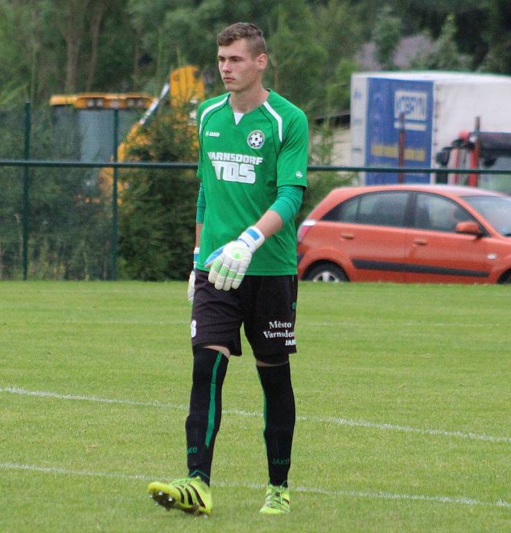 FOTBALISTÉ VARNSDORFU (ve žlutém) porazili juniorku Liberce 7:2. 