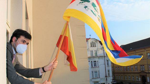 Tibetská vlajka zavlála také na radnici v Děčíně.