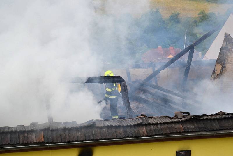 V Malé Veleni shořel dům, silnice na Českou Lípu je uzavřená