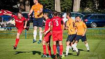 0:4. Fotbalisté České Kamenice (červené dresy) doma prohráli s Jílovým 0:4.