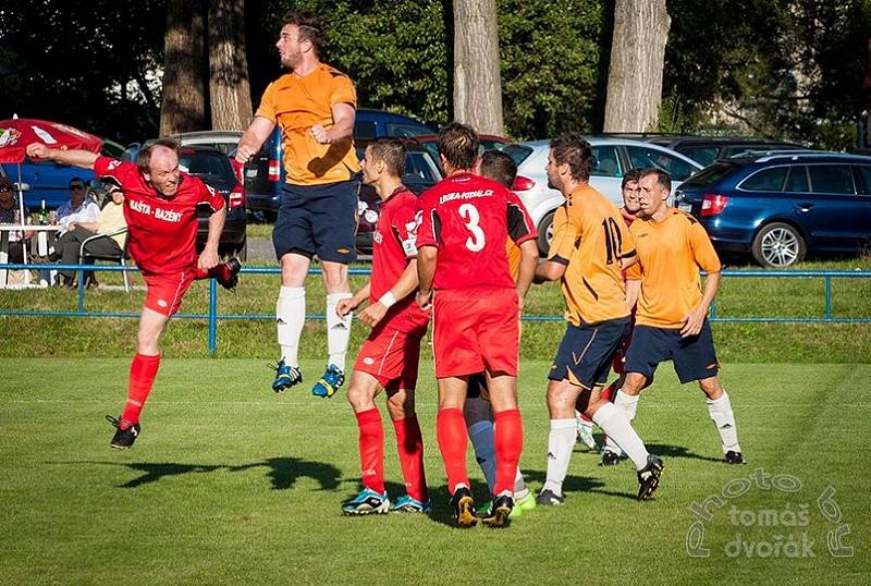 0:4. Fotbalisté České Kamenice (červené dresy) doma prohráli s Jílovým 0:4.