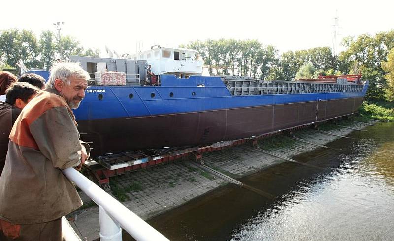 Rok a půl intenzivní práce oslavili v Českých loděnicích v Křešicích spuštěním lodi na vodu. 
