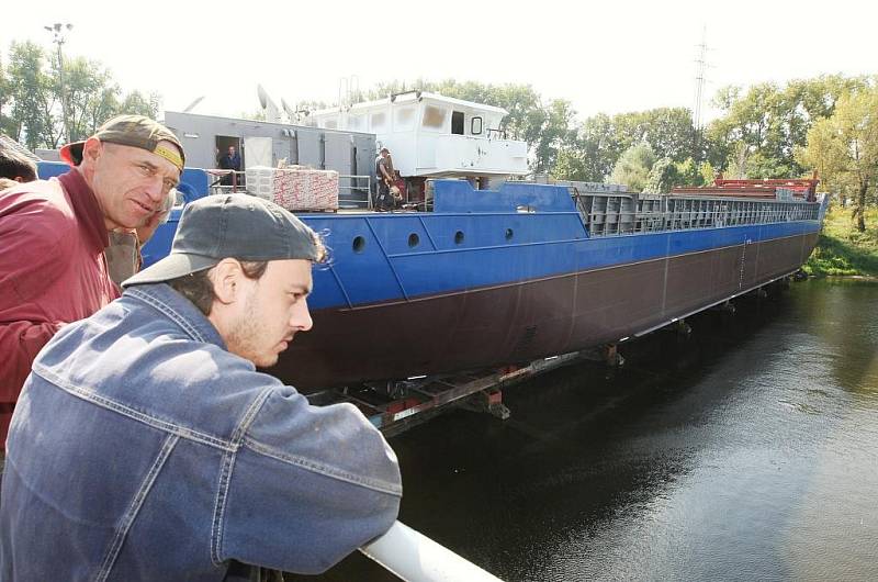 Rok a půl intenzivní práce oslavili v Českých loděnicích v Křešicích spuštěním lodi na vodu. 