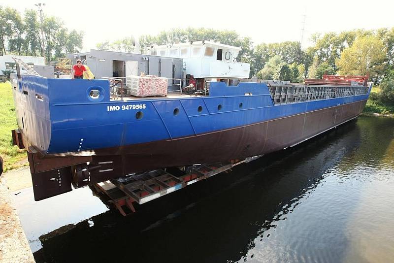 Rok a půl intenzivní práce oslavili v Českých loděnicích v Křešicích spuštěním lodi na vodu. 