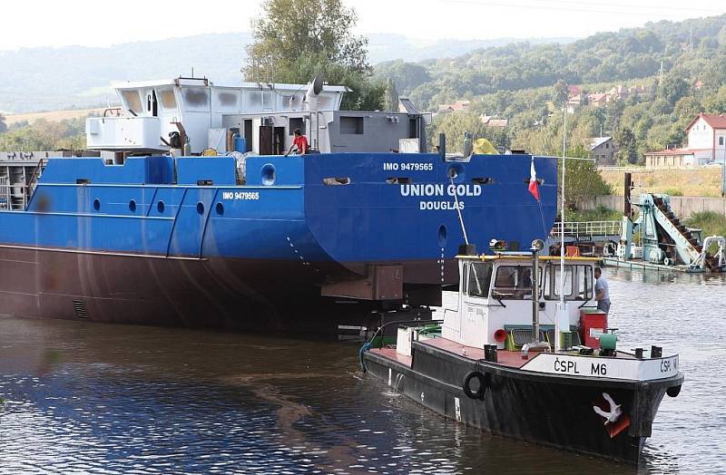 Rok a půl intenzivní práce oslavili v Českých loděnicích v Křešicích spuštěním lodi na vodu. 