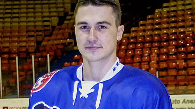 PAVEL ZAJAN, mladý útočník HC Děčín, prožívá vůbec první sezonu v seniorském hokeji. 