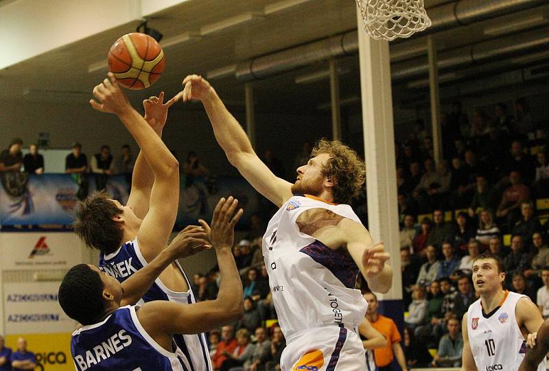 SUPER! Děčínští basketbalisté (v bílém) na úvod porazili Kolín!