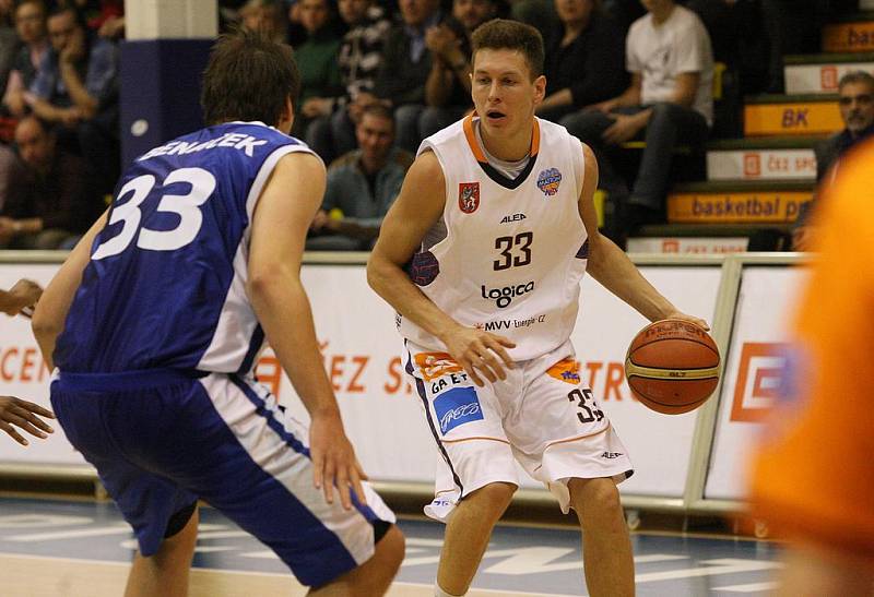 SUPER! Děčínští basketbalisté (v bílém) na úvod porazili Kolín!