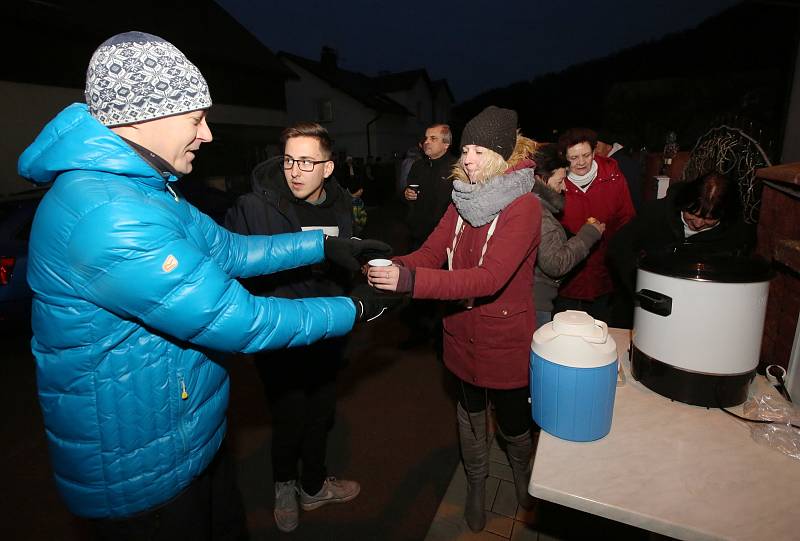 V Benešově nad Ploučnicí mají pro místní obyvatelé světelnou atrakci. Vánočně vyzdobený dům a zahradu.