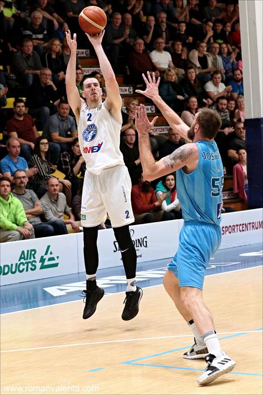 TĚSNÁ PORÁŽKA. Děčínští basketbalisté doma nestačili na Olomoucko.