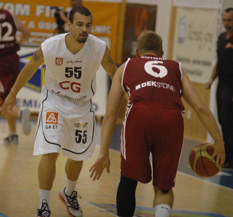 PARÁDA! Děčínští basketbalisté (v bílém) porazili Svitavy a vyhráli třetí domácí zápas v sezóně.