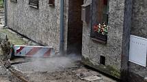 Sobotní velká voda poničila v Bělé několik desítek domů.