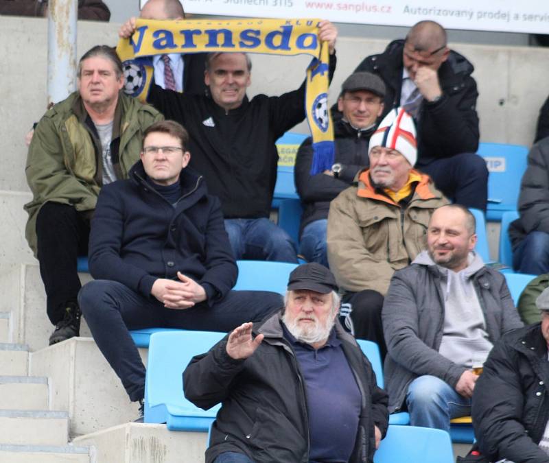 FOTBALOVÉ JARO ZAČALO. Varnsdorf (v modrém) doma přivítal Pardubice.