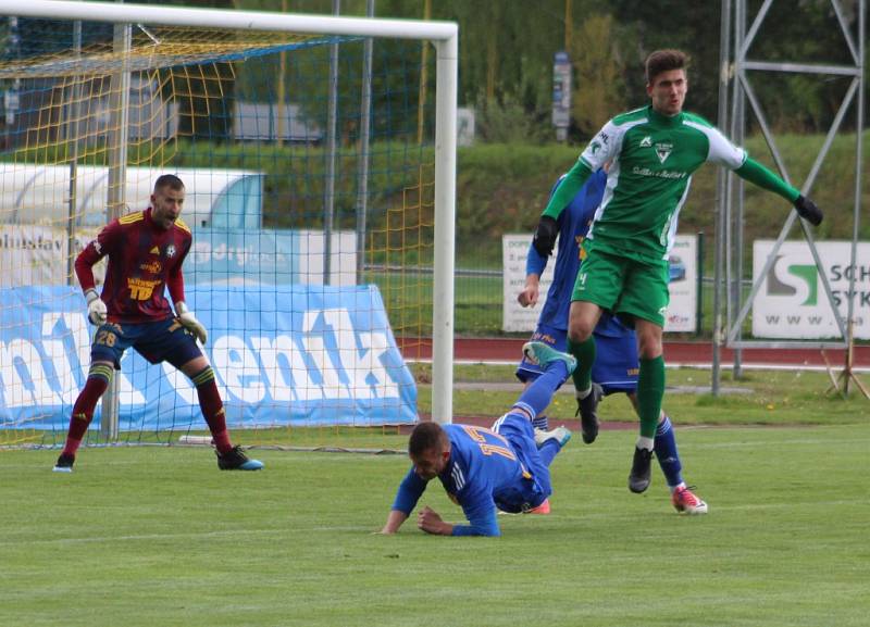 DALŠÍ PORÁŽKA. Fotbalisté Varnsdorfu (v modrém) doma prohráli s Vlašimí 0:2.