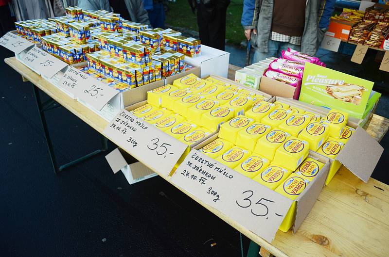 Známý mostecký trhovec Vlastimil Kohout prodává na trhu v Mostě levné polské máslo.