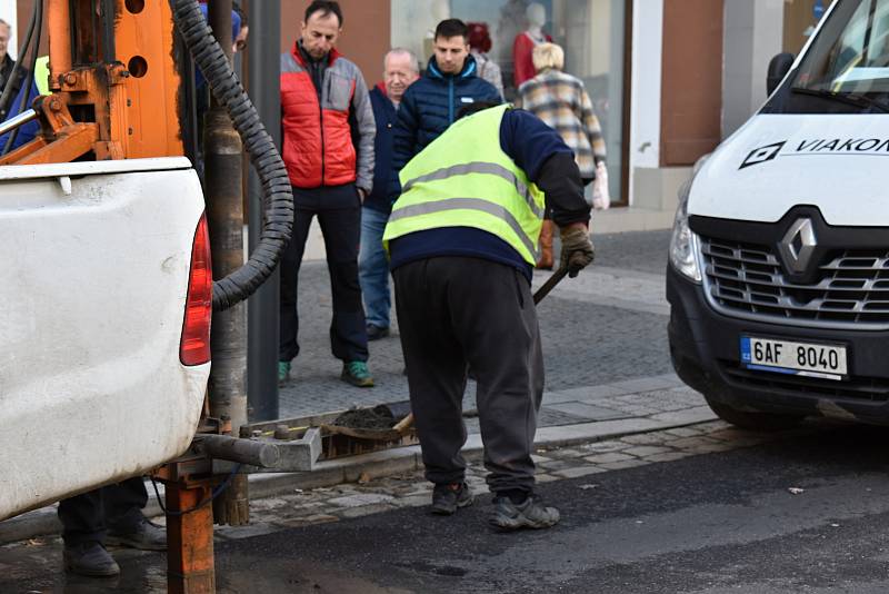 Odebírání sond na ulici Prokopa Holého.