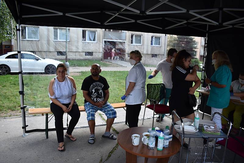 Ústecký kraj začal s očkováním v sociálně vyloučených lokalitách, jako první přišlo na řadu sídliště Mojžíř v Ústí nad Labem.