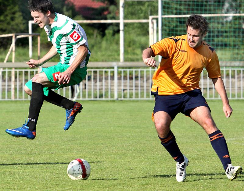 KOLAPS. Tři rychlé branky Libouchce (zelená) rozhodly o porážce Jílového.