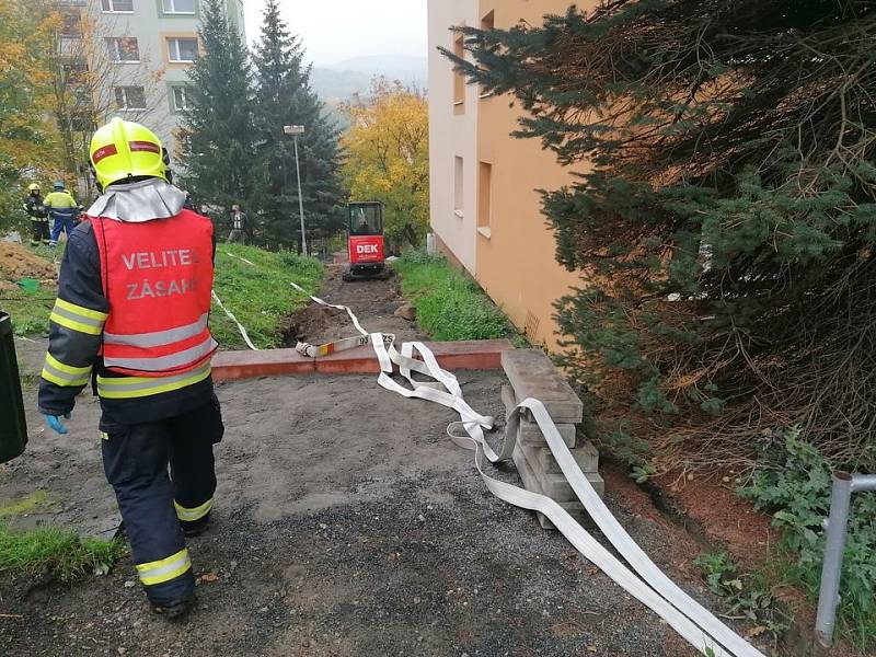 V Jílovém došlo k úniku plynu z překopnutého potrubí.