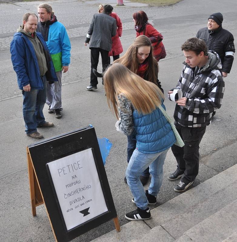 JSME S VÁMI. Malý happening se konal ve Varnsdorfu. Lidé přišli podpořit ústecký Činoherní klub, jemuž hrozí zánik.