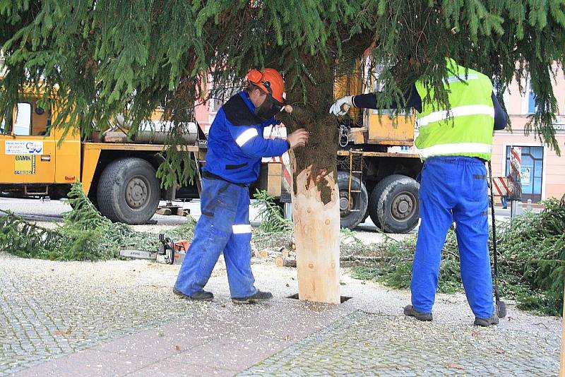 Stavění vánočního stromu na Masarykově náměstí v Děčíně.