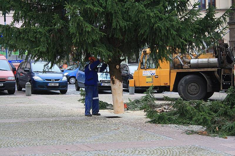 Stavění vánočního stromu na Masarykově náměstí v Děčíně.