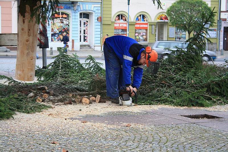 Stavění vánočního stromu na Masarykově náměstí v Děčíně.