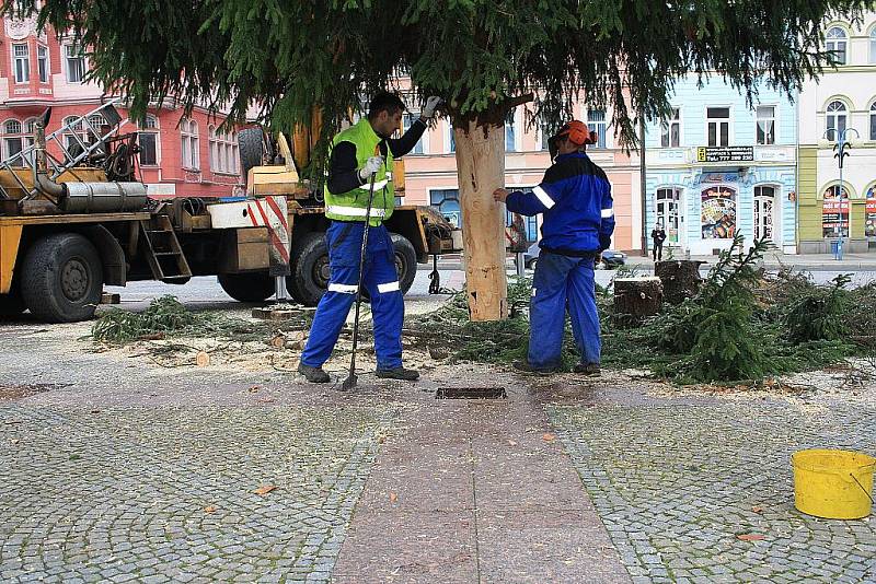 Stavění vánočního stromu na Masarykově náměstí v Děčíně.