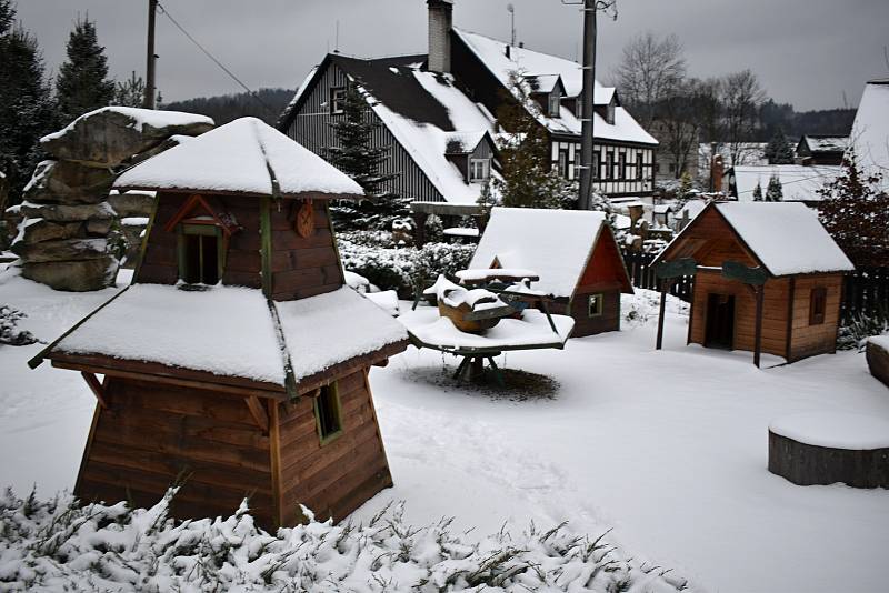 Děčínsko zasypala první větší sněhová nadílka letošní zimy.