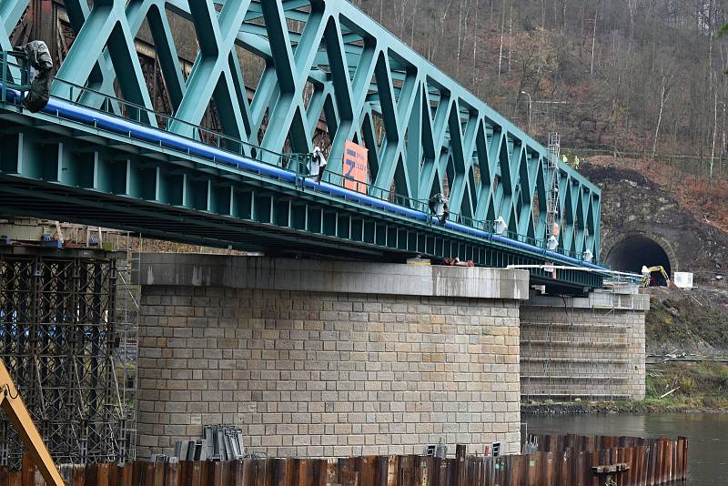 Nový most do Prostředního Žlebu prošel zatěžovací zkouškou.