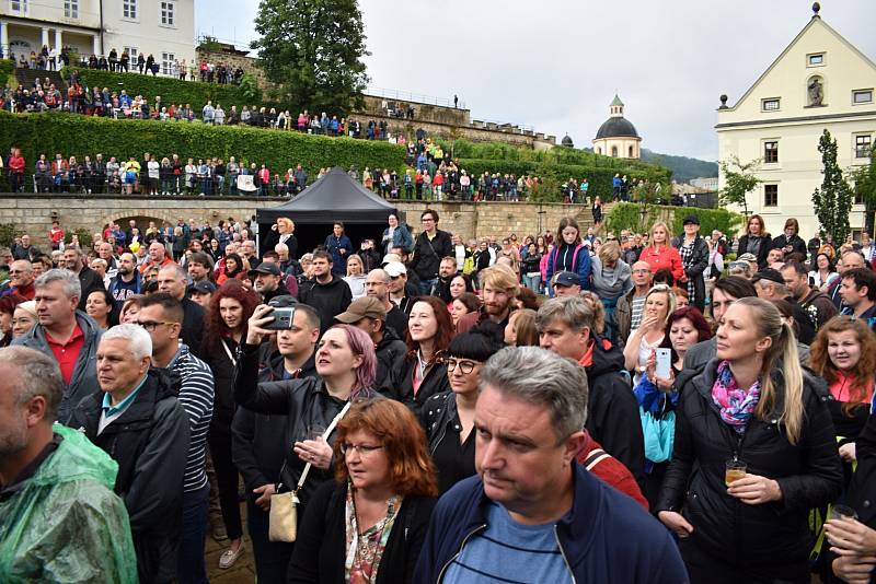 Koncert Čechomoru v jižních zahradách děčínského zámku