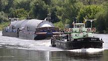 Z Hřenska vyjel náklad obřích pivních tanků na pivo do Plzeňského pivovaru. Loď přiveze tanky do přístavu v Prosmykách u Lovosic, kde se přeloží na podvalníky a po silnici doputují do místa určení.