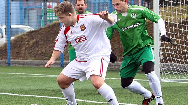 SMŮLA. Heřmanov (v zeleném) prohrál s Hostovicemi gólem v nastavení.