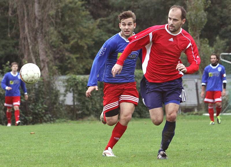 DVANÁCT BRANEK padlo v Neštěmicich. Domácí fotbalisté (modré dresy) porazili Modrou vysoko 8:4.